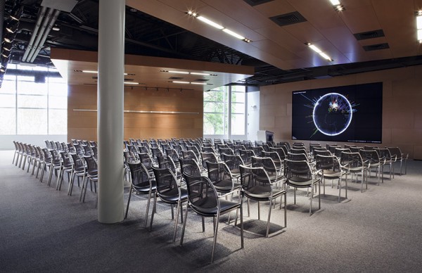 stua gas silla negra sala reuniones