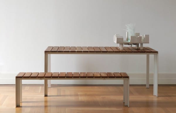 Mesa y banco en madera