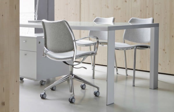 Vista lateral mesa Deneb en despacho